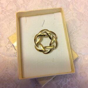 Vintage Gold Tone Circle Link Braided Wreath Brooch Timeless VTG Jewelry Pin